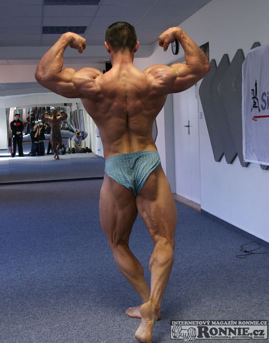 ...dvojit� biceps zezadu...