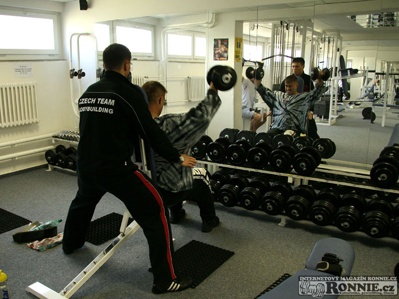 U�ebna soused� s velmi slu�n� vybaven�m fitkem...
