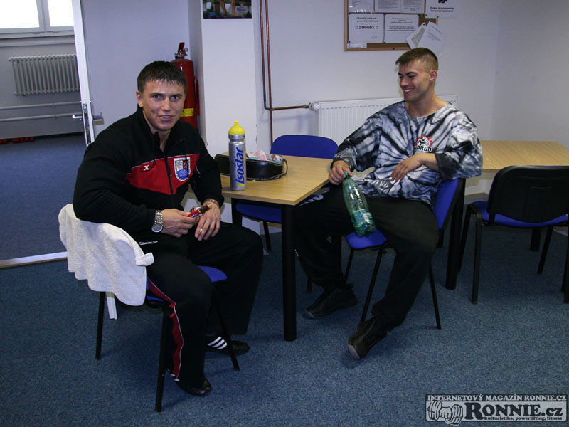 Sl�vek s provokativn� ty�inkou All Stars v ruce.