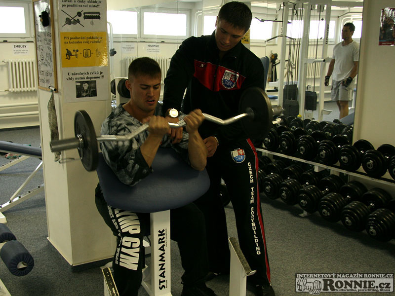 ...kam se po skon�en� �vodn�ch slov jako prvn� odebral Tom Mach.