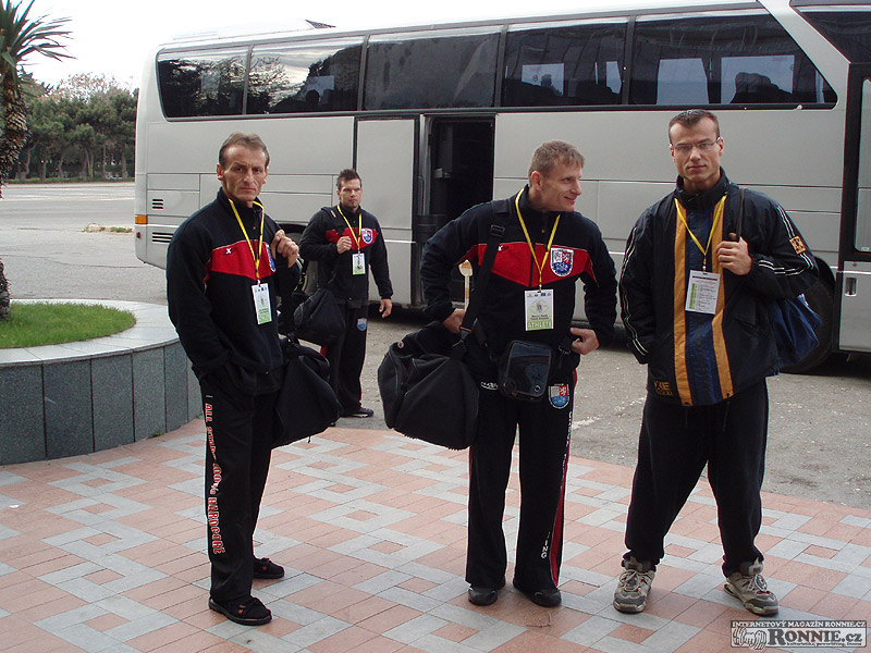 Pavel, Marcel a Jirka, v pozad� Marek Vom��ka