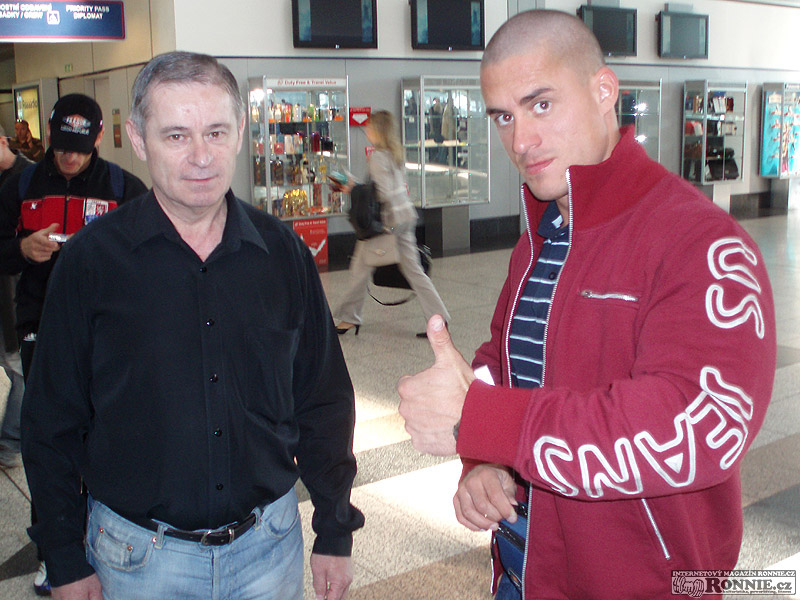 Ota Hrdli�ka a jeho t�ta na leti�ti p�ed odletem