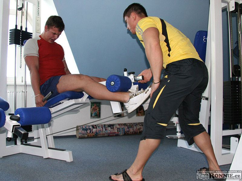 ...kdy si ka�d� z tren�r� "vzal" dvojici z�vodn�k�...