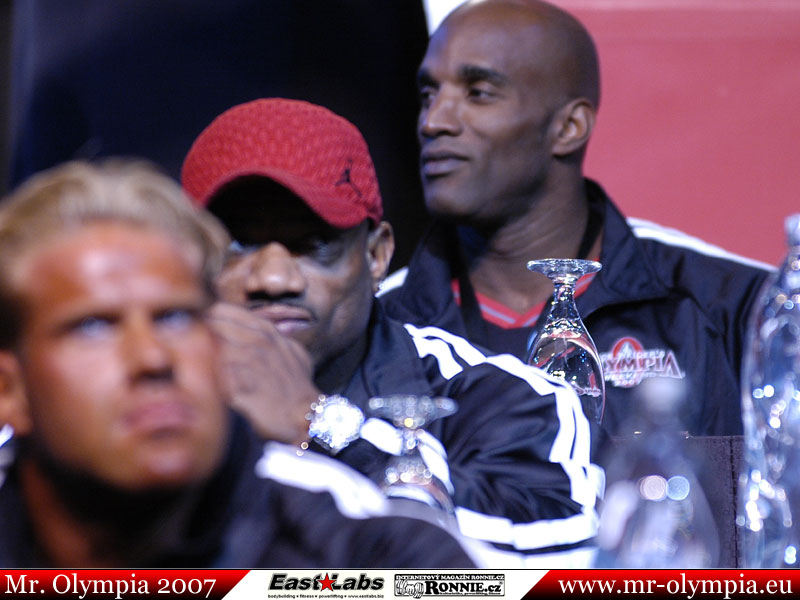 Za Jayom schovan� Dextre Jackson a Darrem Charles 