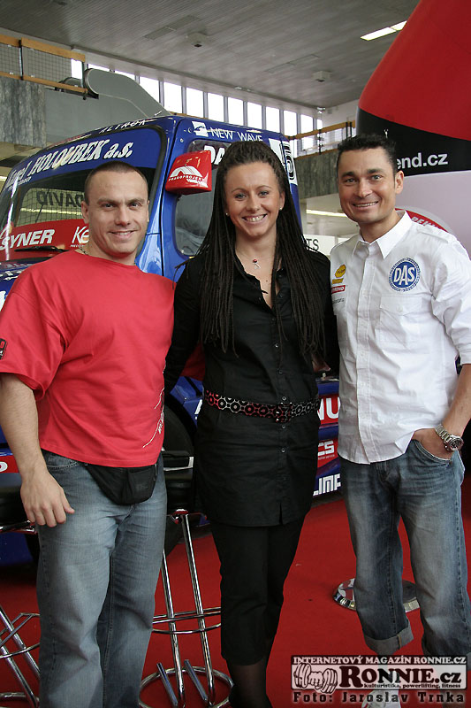 Marian �ambal, Veronika Hru�kov� ze spole�nosti Nutrend <br>a Ji�� Je�ek, paralympijsk� v�t�z z Ath�n 2004