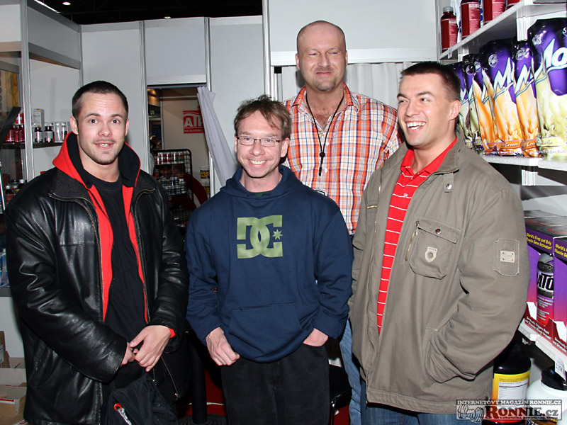 Zastaven� u Ronnie.cz - zleva Andrew, Tom� Martinovsk�, Honza Martinec a Schwaca