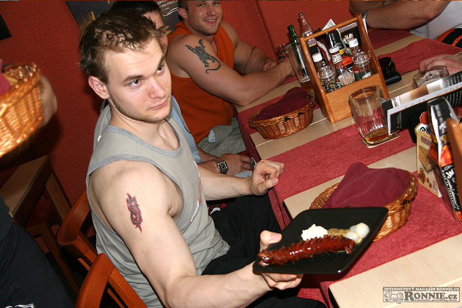 ...a byl nejvy��� �as p�esunout se do steakhausu. Jako prvn� s j�dlem za�al (kdo jin� ne�) Bl�a.