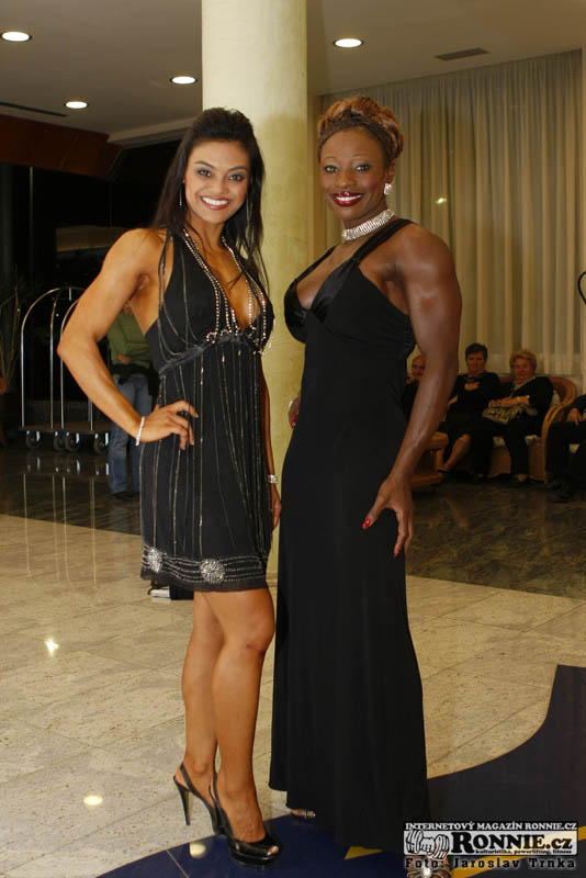 Na recepci jsem potkal ameri�anky Sherlyn Roy a Cassandru Floyd