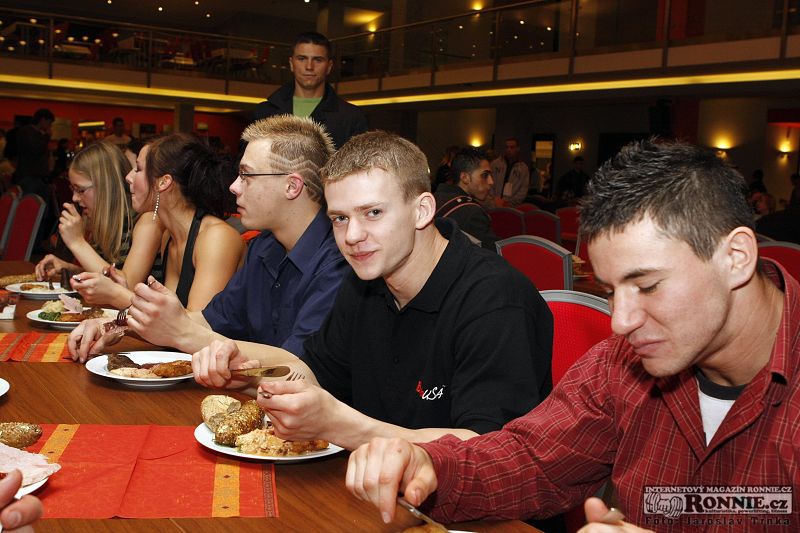 Kate�ina Kr�sov�, Jana �ernovsk�, Radek Kosek, Jaroslav Kraus, Ond�ej Kone�n� a v pozad� Sl�vek
