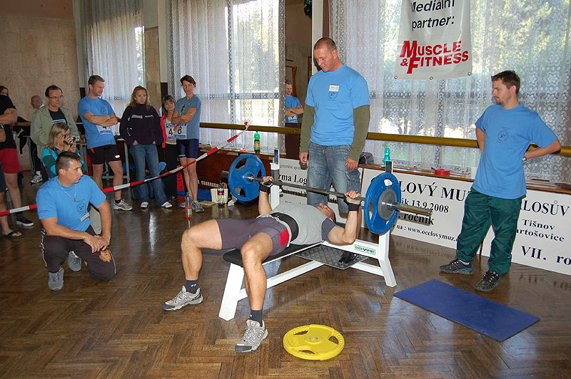 Bench-press s 65 kg - mu�i