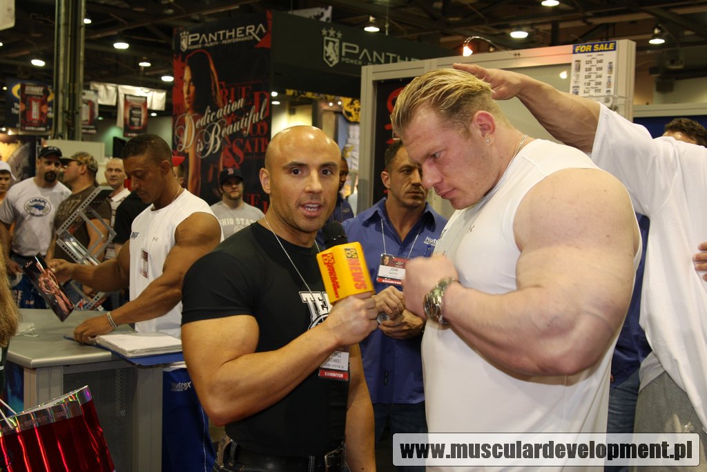 Dennis Wolf (v pozad� Troy Alves)