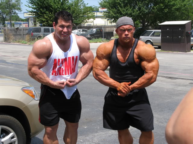 Steve Kuclo a Ben Pakulski p�ed Metroflex Gymem
