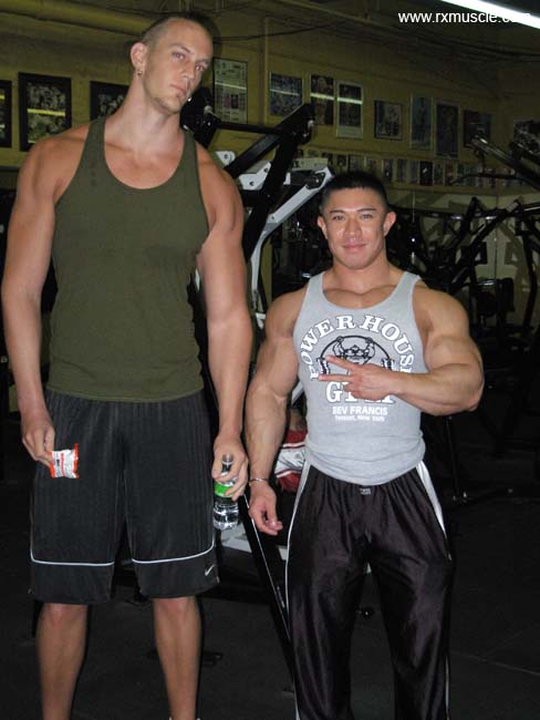 213 cm vysok� Steve a 165 cm vysok� Daryl