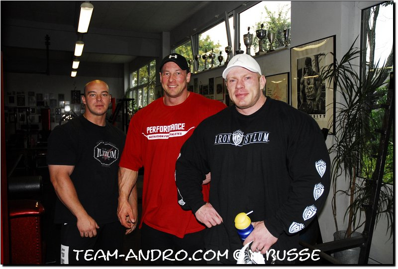 Dennis Wolf a Matthias Botthof (v �erven�m tri�ku)