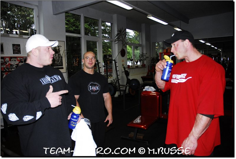 Dennis Wolf a Matthias Botthof (v �erven�m tri�ku)