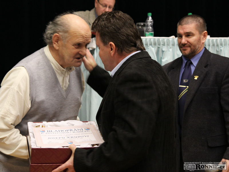 Stanislav Pe��t a zanedlouho 75let� Josef Krupa (v pozad� Franti�ek Porte�)