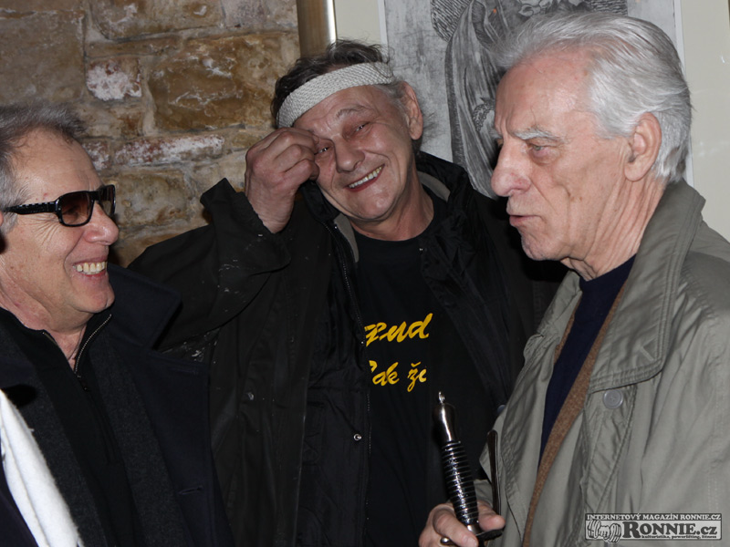 Jaroslav Tomsa a herec Josef Laufer, v pozad� b�val� ��f ochranky prezidenta Havla Franti�ek Kolman