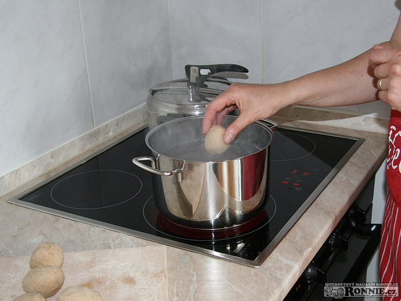 Knedl�ky vhazujeme do vrouc� vody