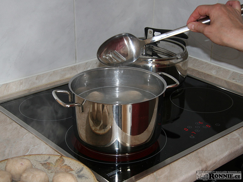 Jakmile vyplavou k povrchu, vyjmeme je z hrnce