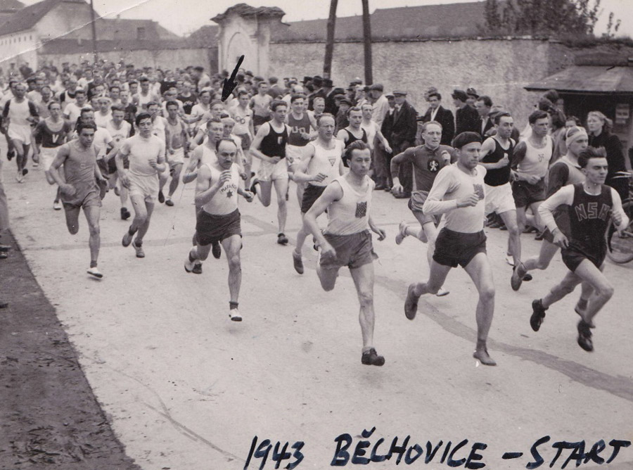Na z�vodech v B�chovic�ch v roce 1943