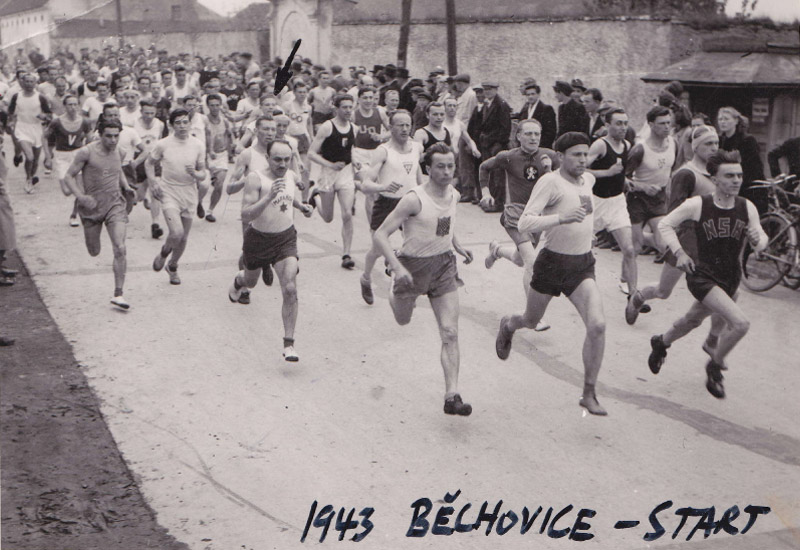 Na z�vodech v B�chovic�ch v roce 1943