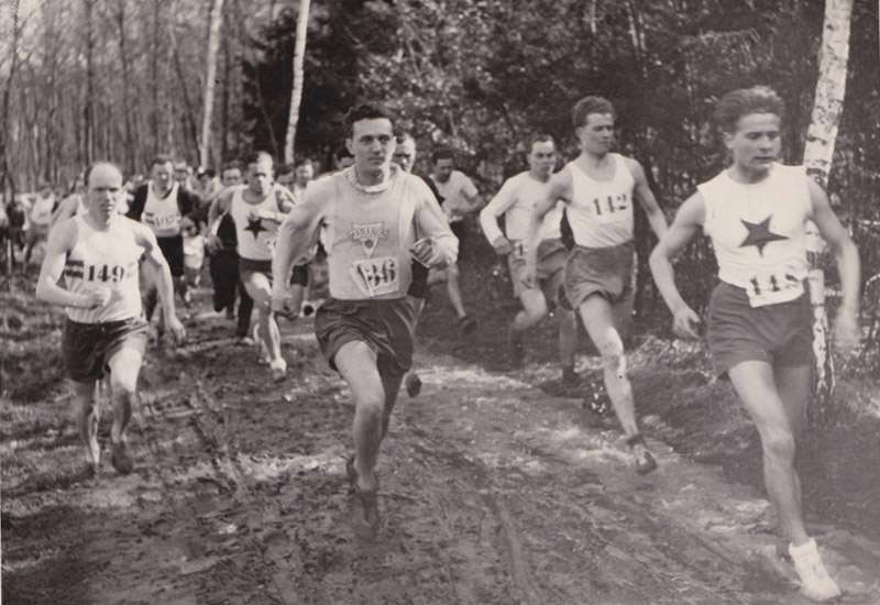 Na z�vodech v B�chovic�ch v roce 1943