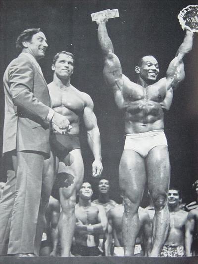 Sergio Oliva a Arnold Schwarzenegger na Mr. Olympia 1969