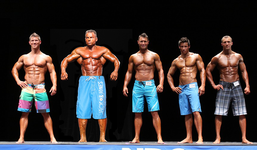 Evgeny Mishin a jeho soupe�i na profesion�ln� sout�i v kategorii physique