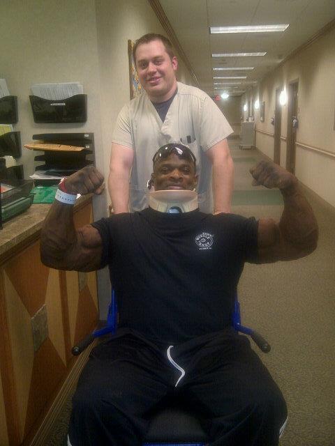 Ronnie Coleman p�i odjezdu z nemocnice