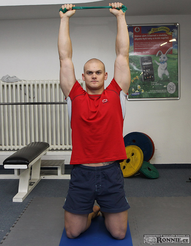 Posilov�n� doln�ch fix�tor� lopatky - theraband