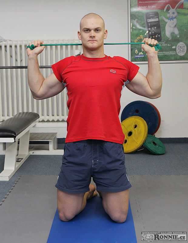 Posilov�n� doln�ch fix�tor� lopatky - theraband
