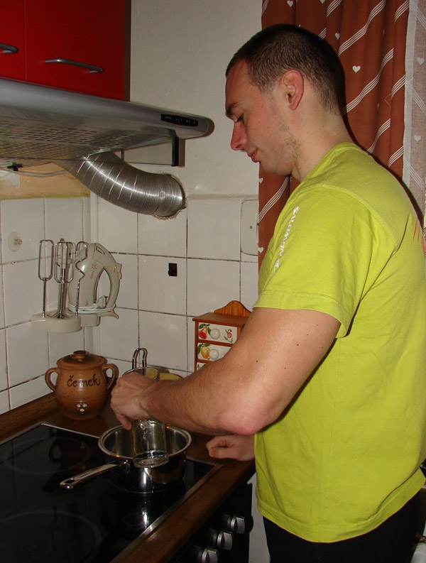 Vlo�ky v kastr�lku zalijeme vodou.
