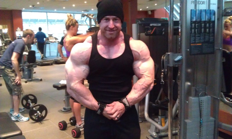 Erik Fankhouser p�i tr�ninku v hotelov� posilovn�