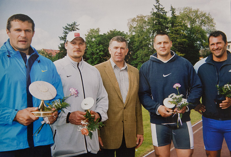 Bugy a aktu�ln� sv�tov� �pi�ka. Zleva: Virgilijus Alekna (Litva), Gert Kanter (Estonsko), Zolt�n K�v�g� (Ma�arsko)