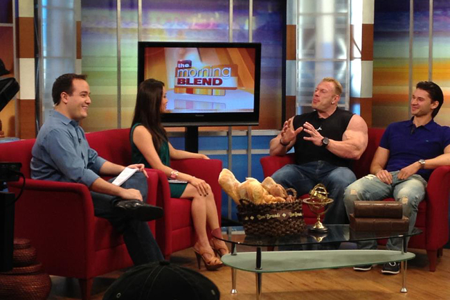 Vlad Yudin a Dennis Wolf ve studiu televizn� stanice KTNV Channel 13 Action News