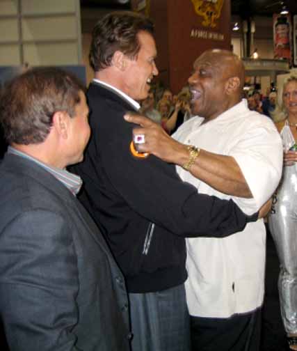 Sergio Oliva s Francem Columbem a Arnoldem Schwarzeneggerem v roce 2005