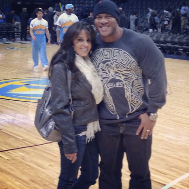 Phil Heath s man�elkou na z�pase Denver Nuggets (18. prosince 2012)