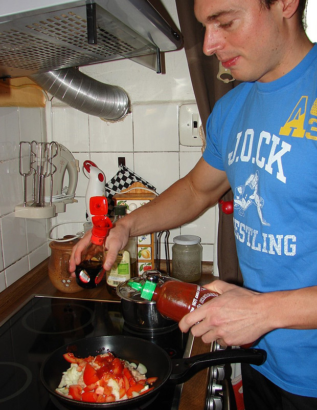 Na p�nvi zak�pneme chilli a s�jovou om��kou.