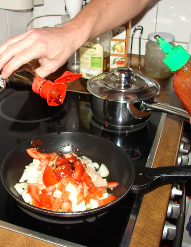 Na p�nvi zak�pneme chilli a s�jovou om��kou.