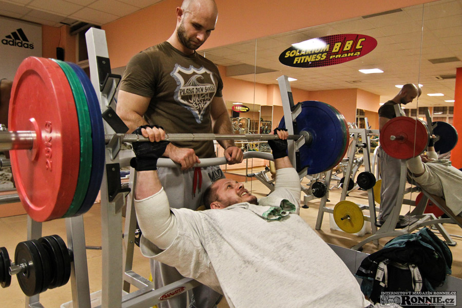 Pavel Butor - tr�nink hrudn�ku a biceps� v Sol�rium Fitness BBC