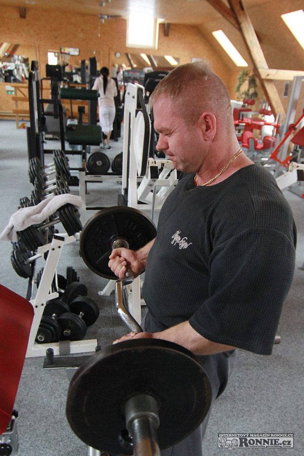 I Martin dal sv�m biceps�m ��dn� zabrat.