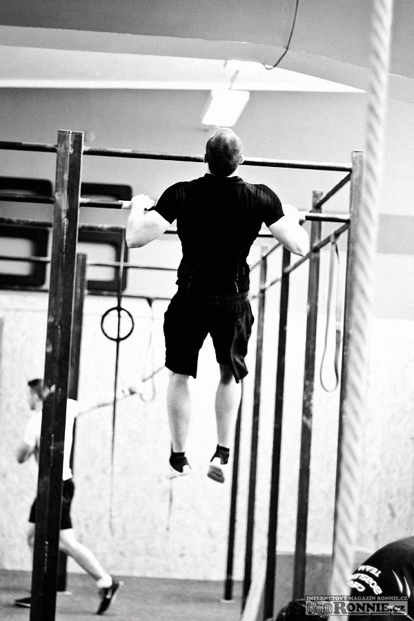 N�cvik shyb� a p�kn� chest to bar (prsa k ty�i)