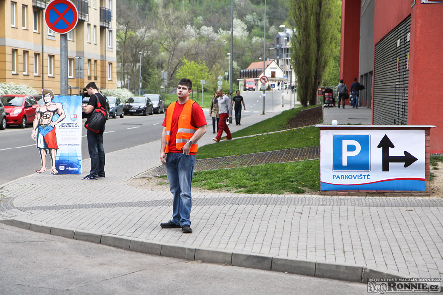 �len organiza�n�ho t�mu nav�d� auta na parkovi�t�.