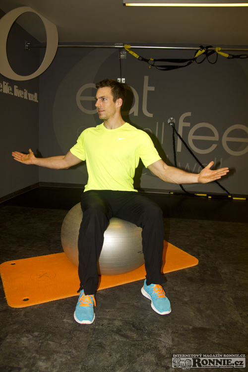 Rotace trupu na velk�m gymnastick�m m��i