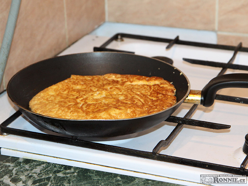 Omeletu sma��me i z druh� strany.