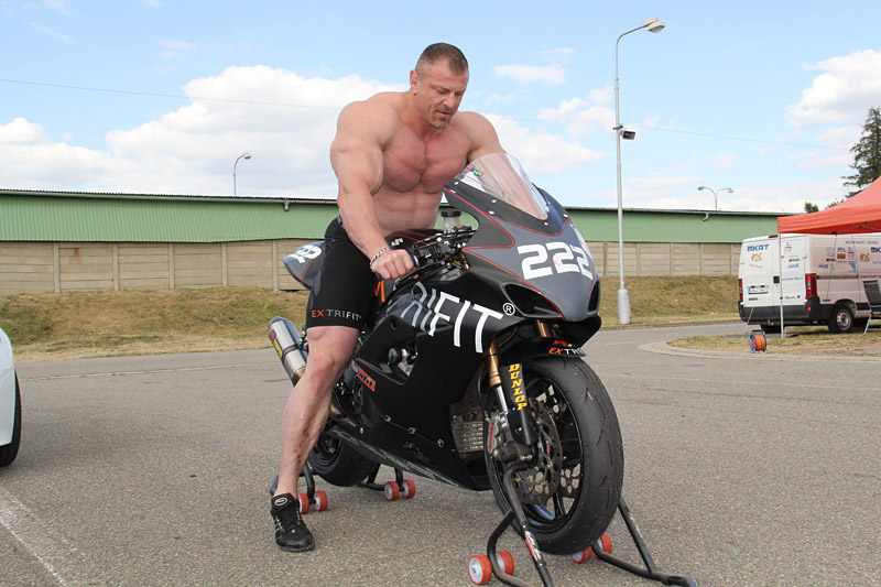 Martin Holub a Dalibor H�jek na z�vodn�m okruhu v Brn�