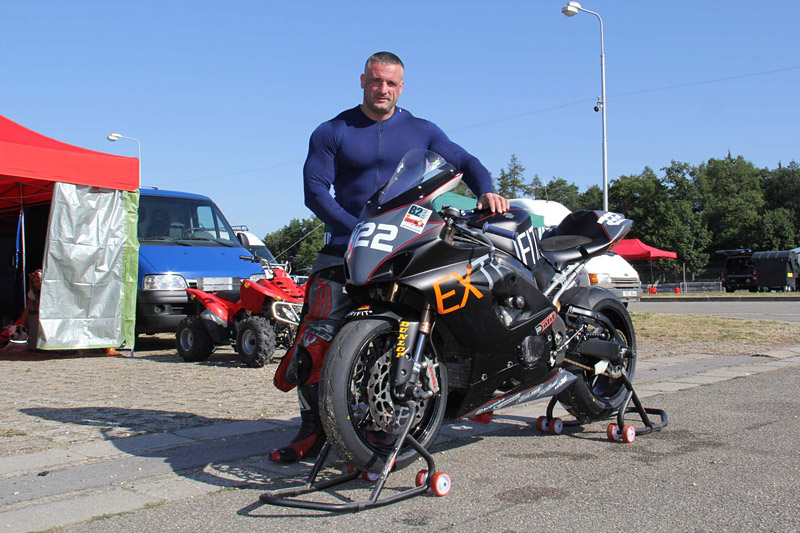 Martin Holub a Dalibor H�jek na z�vodn�m okruhu v Brn�