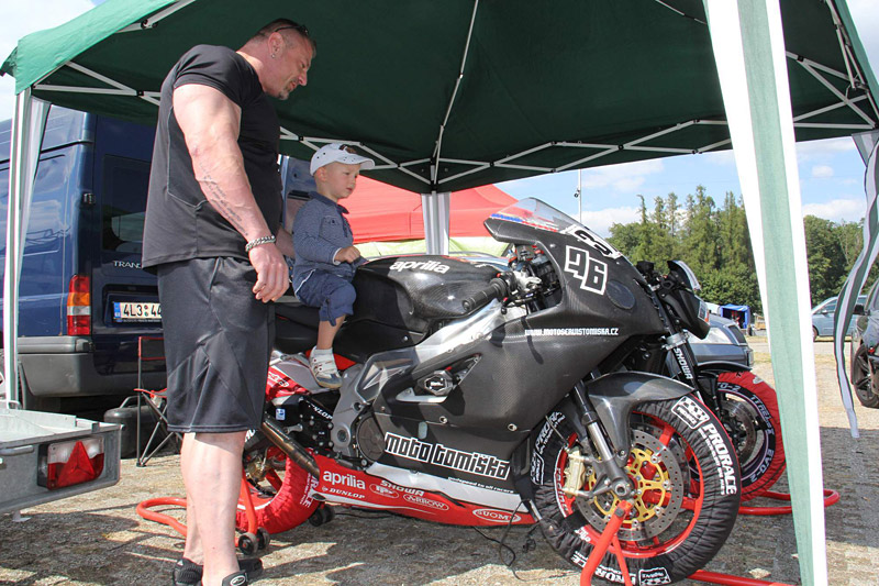 Martin Holub a Dalibor H�jek na z�vodn�m okruhu v Brn�