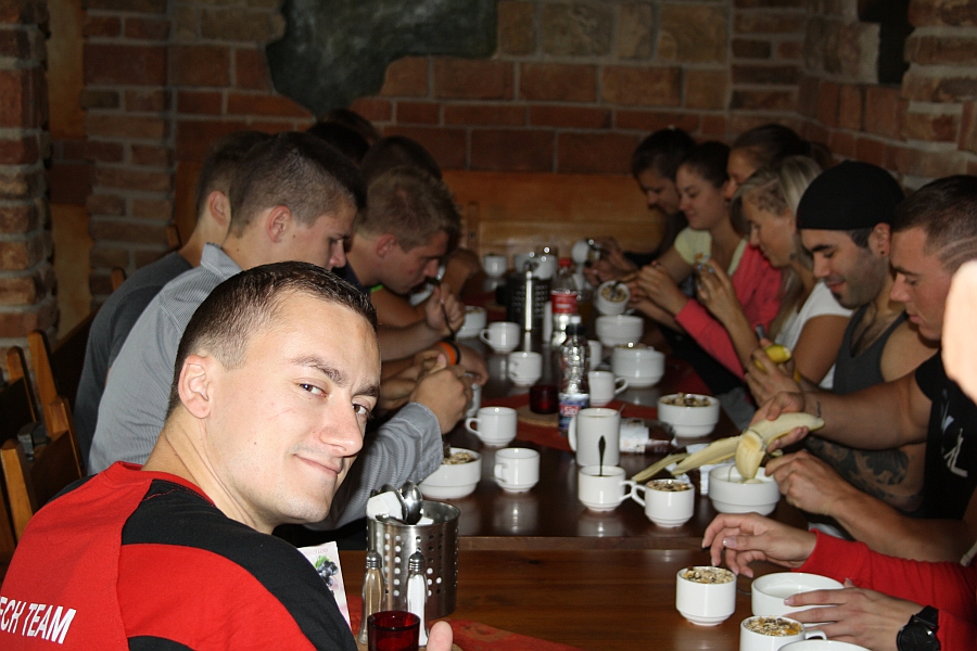 ...jinak se pod�valy vlo�ky, b�l� jogurt, r��e i maso na vod�.