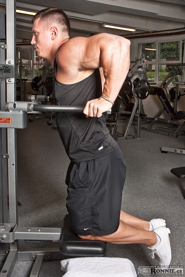 Kliky na bradlech - vzp��men� poloha trupu pro zam��en� na triceps